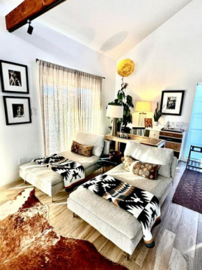 CASA TUA SANTA FE - NM Farmhouse 30 ft Portale Sunsets Design Oasis
